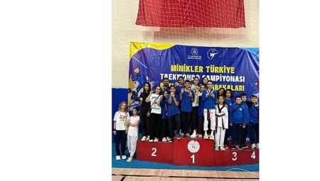Kocaeli’nin gururu Kağıtspor kürsülerden inmiyor
