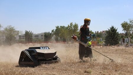 Konya Büyükşehir Mezarlık Bakımında Ot Biçme Robotlarını Kullanmaya Başladı
