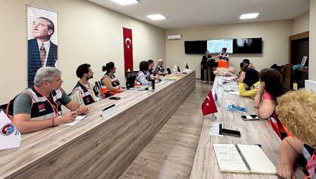Maltepe Belediyesi’nden gönüllülere afet eğitimi