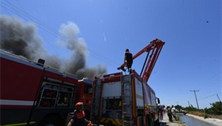Menemen’deki geri dönüşüm tesisi yangınına yoğun müdahale