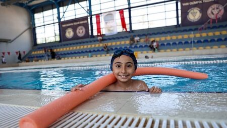 Minik yüzücüler Buca’da yetişiyor