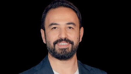 NATO’da gündem olan dijital tehdide eğitim bilimci Doç. Dr. Özgür Bolat’tan ailelere kritik uyarı: “Çözüm yasak değil, öz denetim”