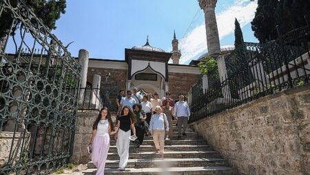 Osmangazi’de Gençler Tanpınar’ın İzinde Bursa’yı Keşfetti