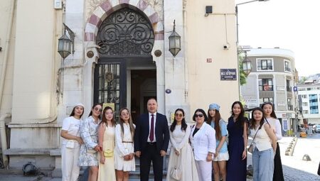 Rektör Prof. Dr. Rasim Akpınar’dan Kazakistanlı Öğrencilere Kemeraltı’nda “Kültür Rehberliği”