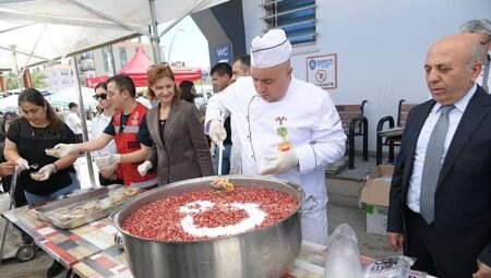 Salı Pazarında Aşure İkramı