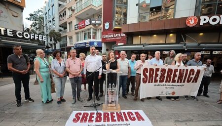 Srebrenitsa’da katledilen canlar Konak’ta anıldı