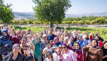Toprakla buluşan kadınlar, hasat sevincini Başkan Tugay’la yaşadı