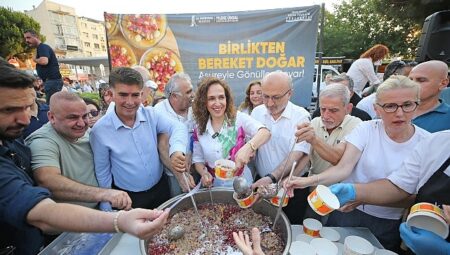 Yüzlerce Karşıyakalı aşurenin bereketini paylaştı