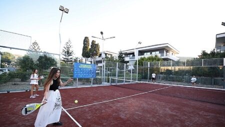 Çeşme’de spora yeni yatırım: 16 Eylül Kurtuluş Parkı’na padel kortu kazandırıldı