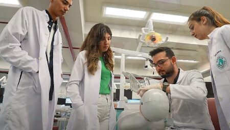 Diş hekimliği öğrencileri mesleği gerçek klinik ortamında öğreniyor!