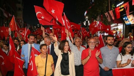 Karşıyaka Çarşısı 30 Ağustos’ta gelincik tarlasına dönüştü!
