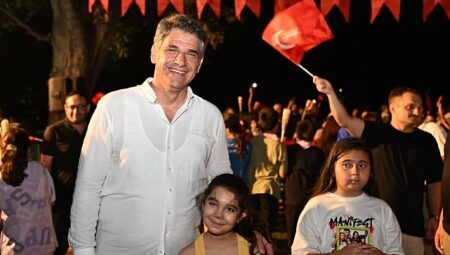 Kartepe’de 30 Ağustos Coşkusu Fener Alayıyla Taçlandı