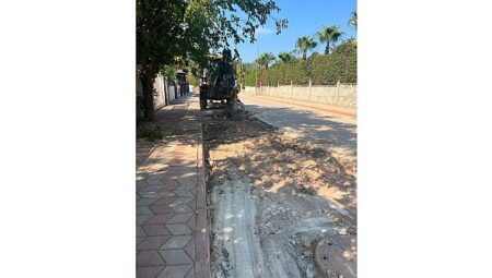 Kemer’de bozulan yollarda bakım ve onarım çalışması