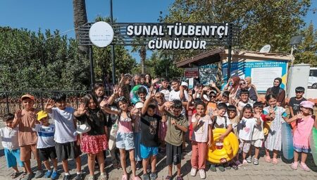 Konaklı çocuklar ve kadınlar denizle buluşmaya devam ediyor