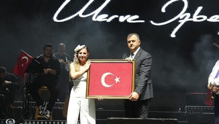 Merve Özbey Saray’ı salladı
