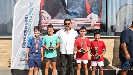 Nilüfer’de Zafer Bayramı coşkusu kortlara taşındı