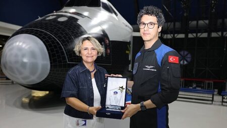 Türkiye’nin ikinci astronotu Tuva Cihangir Atasever, Uzay Kampı Türkiye’de gençlerle buluştu
