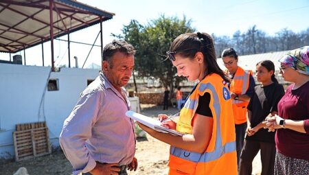 Antalya Büyükşehir Belediyesi yangınzedelerin yanında