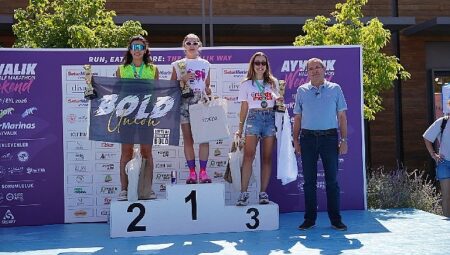 Ayvalık’ta yarı maratonun şampiyonları ödüllerini aldı