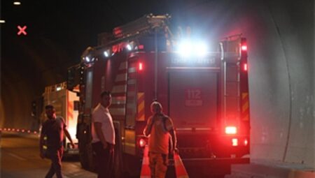 Bayraklı Tünelleri’ndeki tır yangını kısa sürede söndürüldü