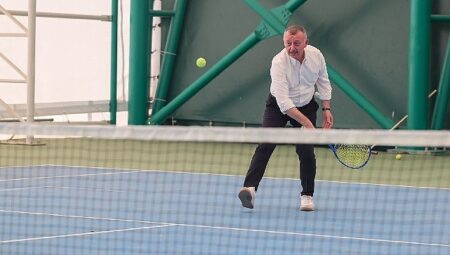 Büyükakın mesajını bu kez tenis kortundan verdi: ‘Kocaeli’de herkes, her sporu yapabiliyor’