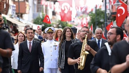 Çeşme kurtuluşunun 104. yılını gururla kutladı