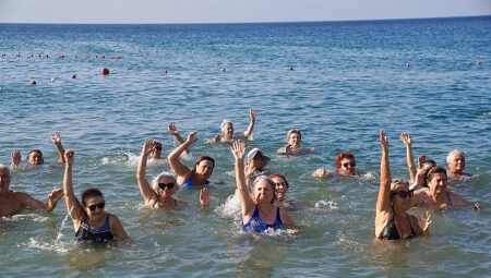 Dünya Barış Gününe denizde pilates ile başladılar