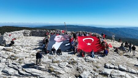 Edremit’in kurtuluşunun 104. yılında Sarıkız Zirvesi’nde bayrak yürüyüşü