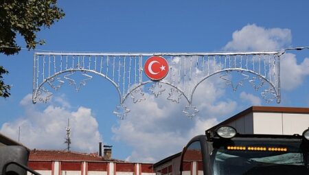 Geyve Çarşısında Dekoratif Aydınlatma Çalışmaları Başladı