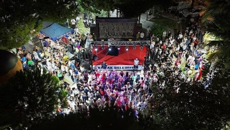Güzelyalı’da nostalji rüzgarı esti: 80’ler 90’lar Şenliği unutulmaz anlara sahne oldu