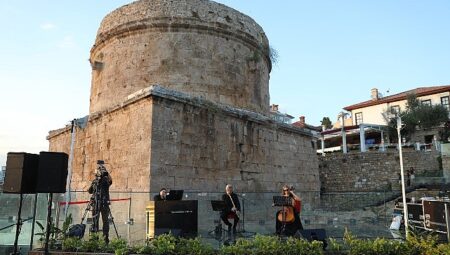 Hıdırlık Kulesi’nde Akdeniz manzarasına müzik eşlik etti