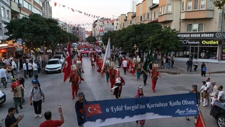 İnegöl’de 6 Eylül Coşkusu Caddelere Taştı