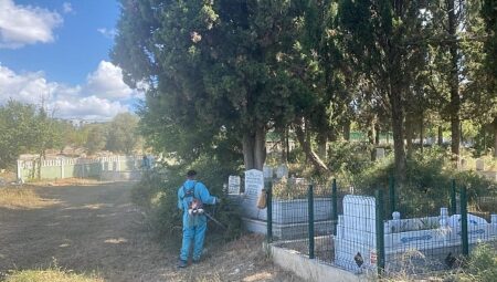 İzmit’te mezarlıklar Büyükşehir eliyle güzelleşiyor