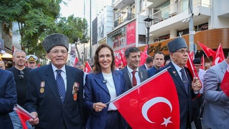 Karşıyaka’da gazilere saygı yürüyüşü