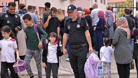 Keçiören’de Zabıta Ekipleri Öğrencilerin Güvenliği İçin Sahada