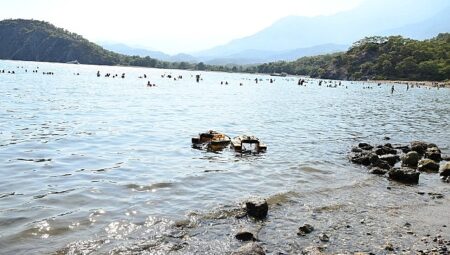 Kemer’de 575 metrelik deniz bariyeri takıldı