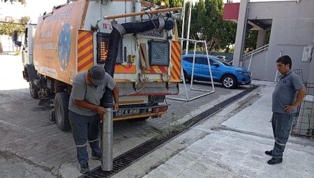 Kemer’de okul bahçelerinde yeni eğitim yılı öncesi temizlik çalışması