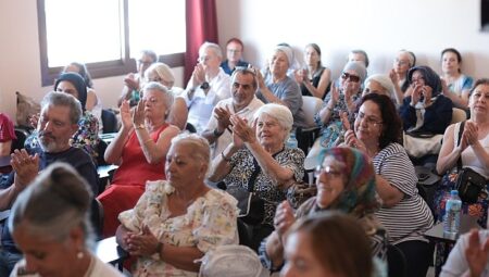 Konak’ta Dünya Barış Günü’nde gökyüzüne rengarenk balonlar salındı
