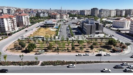 Konya Büyükşehir, Raylı Sistem Çalışmaları Esnasında Kaldırdığı Her Ağacı Yeniden Toprakla Buluşturuyor