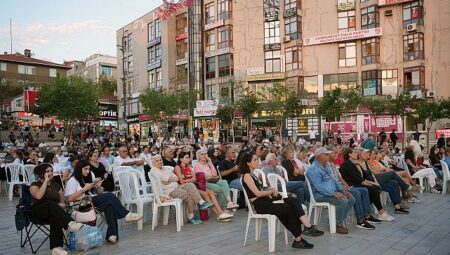 Maltepe’de yarı final coşkusu dev ekranda izlendi