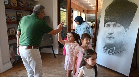 Minik yürekler bağış sertifikasını Başkan Topaloğlu’na sundu