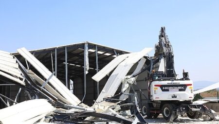 Nilüfer’de üç ayrı mahallede yıkım
