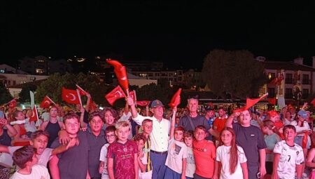 Yüzlerce Datçalı şampiyonluğu beraber izledi