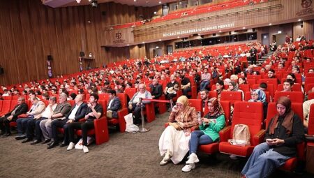 Afyoncu’dan Kocaeli Kitap Fuarı’nda tarih dersi;  “Geçmiş, geleceği inşa etmek için okunmalı”