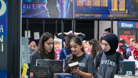 Antalya Kitap Fuarı’na öğrencilerden yoğun ilgi