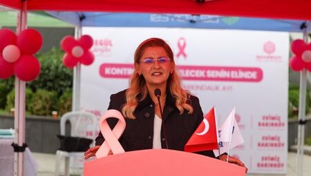 Bakırköy’de Pembe Şemsiyelerle Meme Kanseri Farkındalık Yürüyüşü