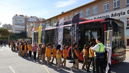 Başkan Altay: “Nezaket Otobüsü ile Öğrencilere Trafikte Saygıyı, Hoşgörüyü ve Nezaketin Önemini Anlatıyoruz”