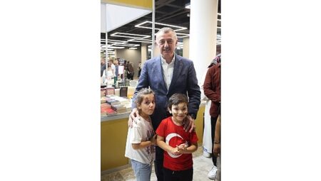 Büyükakın, 7’den 70’e tüm  kitapseverlere teşekkür etti