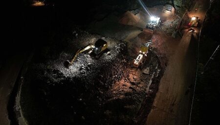 Büyükşehir ekipleri gece gündüz sahada; Başiskele’de selin izleri siliniyor