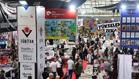Her yaştan Antalyalı binlerce kitap arasında keşfe çıktı